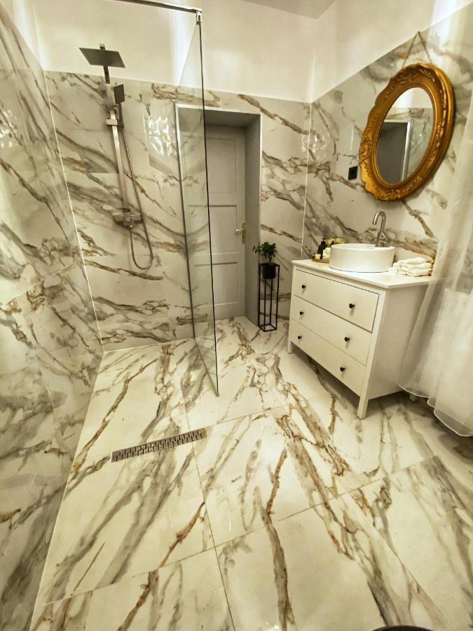 Berg Apartment Braşov Buitenkant foto